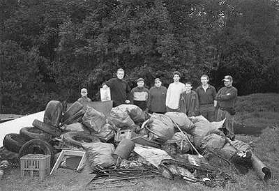 Skupina čističů se svou kořistí na jednom ze svozových míst